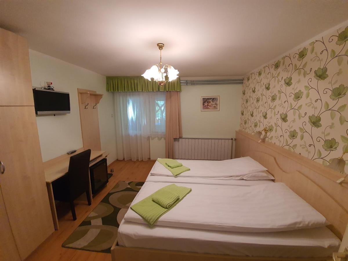 Platan Szallashely Hotel Sandorfalva Bagian luar foto