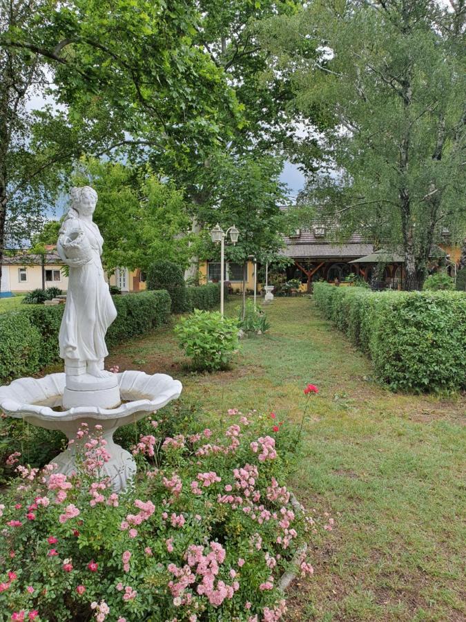 Platan Szallashely Hotel Sandorfalva Bagian luar foto