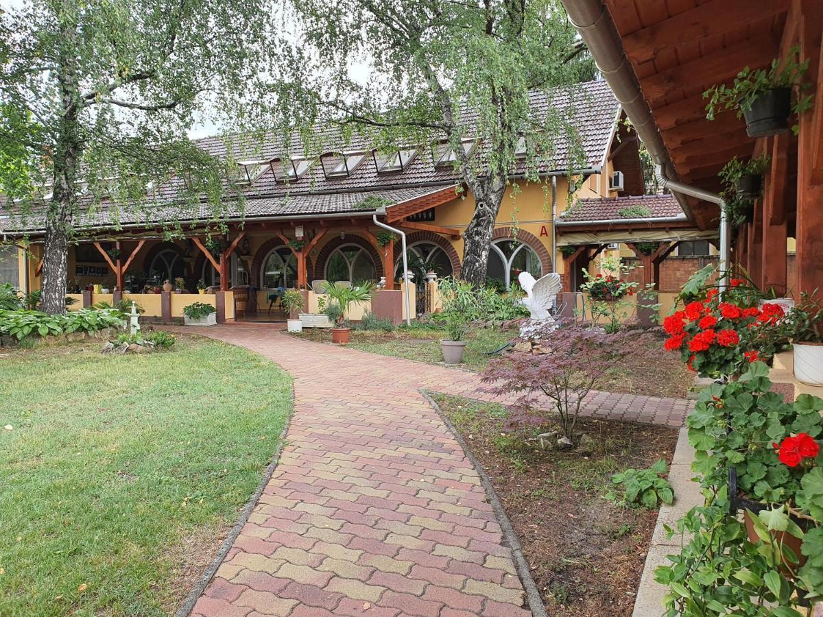 Platan Szallashely Hotel Sandorfalva Bagian luar foto