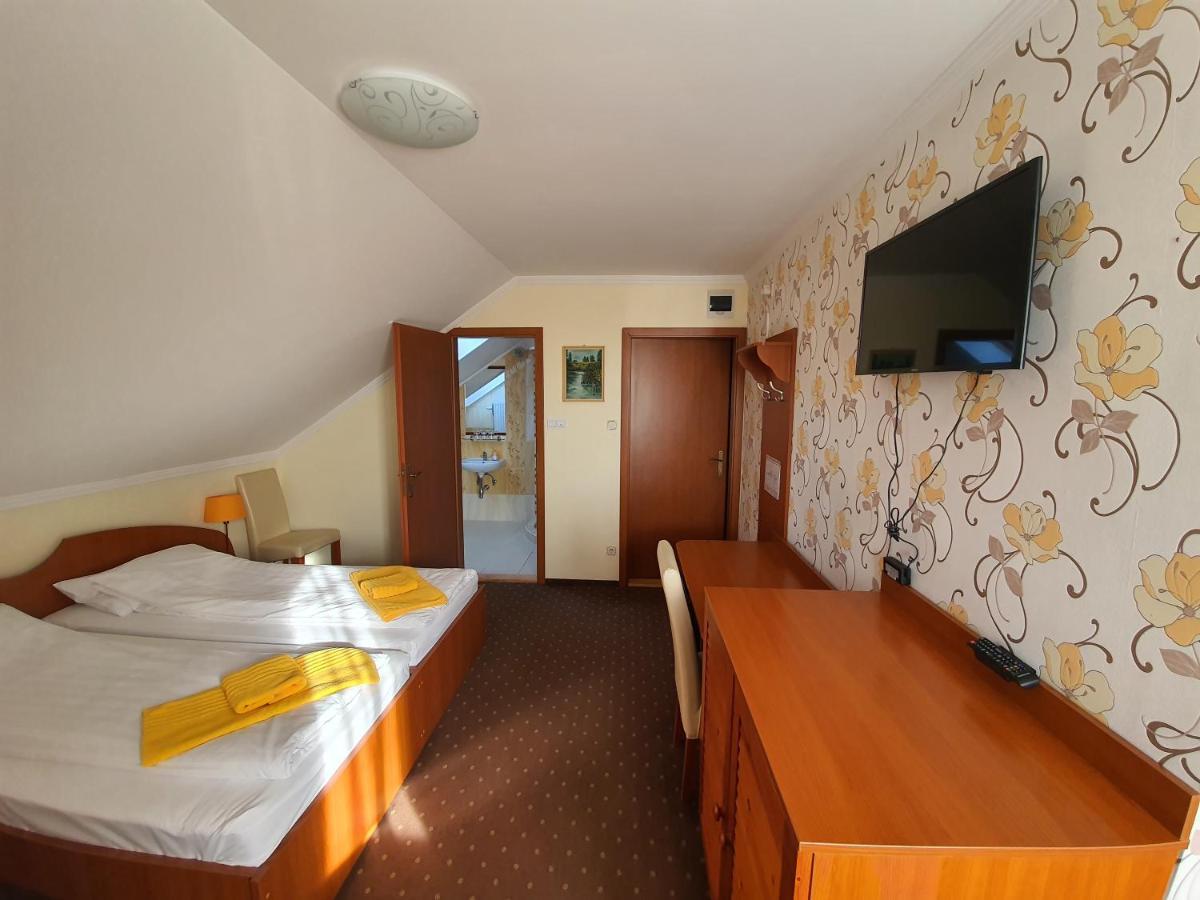 Platan Szallashely Hotel Sandorfalva Bagian luar foto