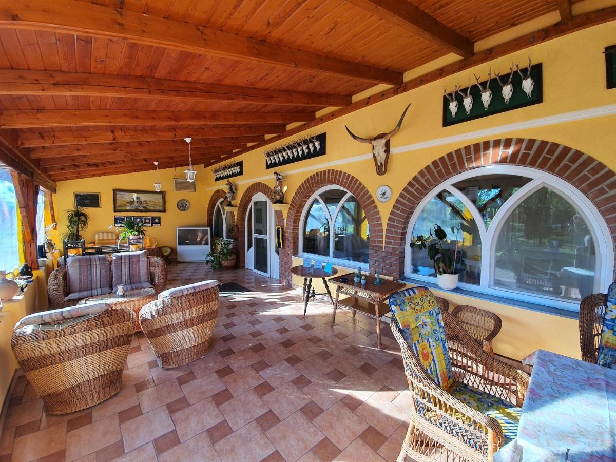 Platan Szallashely Hotel Sandorfalva Bagian luar foto