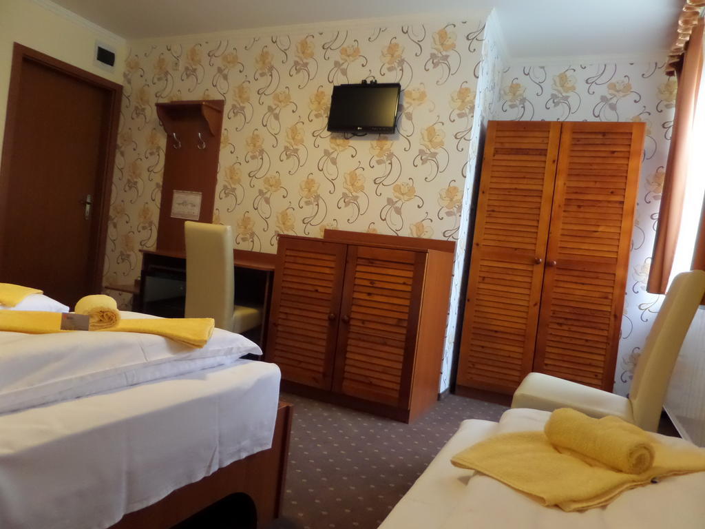 Platan Szallashely Hotel Sandorfalva Ruang foto